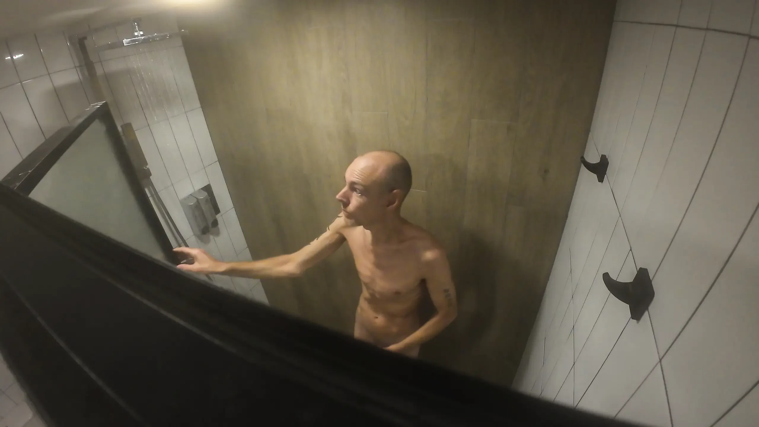 Gioca con il te cazzo mentre mi guardi fare una bella doccia