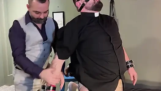 Assorcist: eşcinsel ayı rahip bdsm