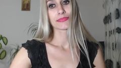 Linda loira modelo madura de webcam brincando com sua buceta