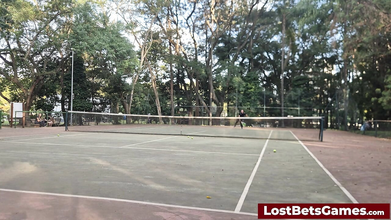 Rafaela og Igor tager deres Strip Tennis-kamp udenfor