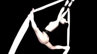 性感的日本女士艺术表演 - 裸体运动艺术
