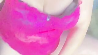 Krissy Sweets 🍭 streichelt ihren schwanz in rosa dessous, schießen heißes sperma auf ihre hübschen kleinen füße