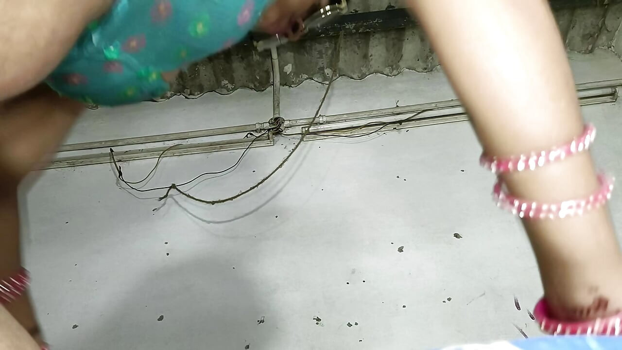 Pička zgodne seksi devojke jebana u dupe i sisa pičku i sisa mleko iz grudi i sedi na kurcu u doggy style pravo na Hindiju