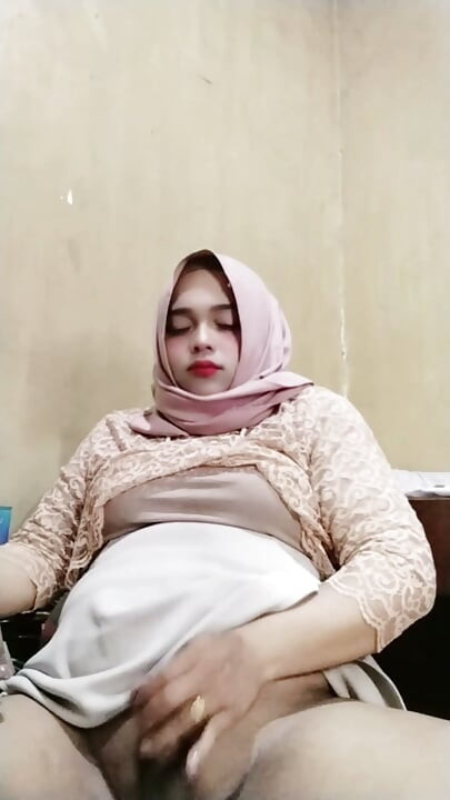 Hijab Crossdresser Ivvy Masturbates Till Cums