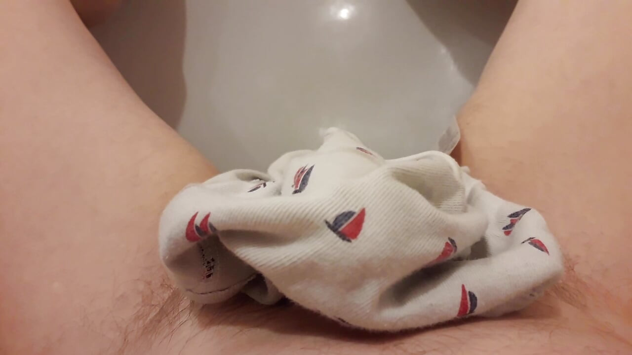 Moczę kolejne majtki kobiece moczem i spermą