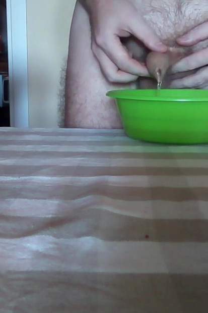 John sika do zielonej miski na stole