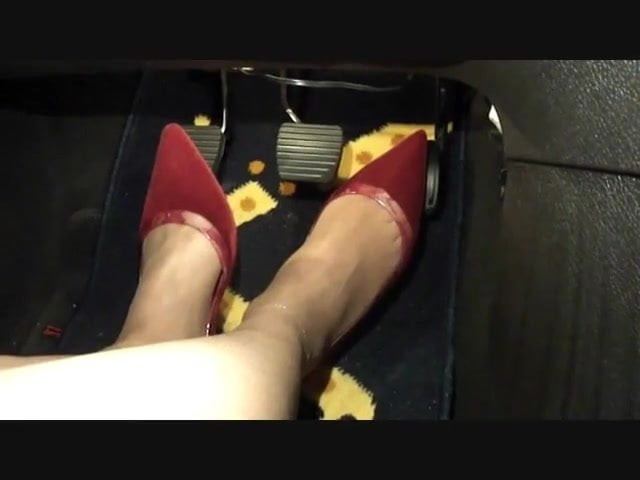 Conduciendo con zapatos de tacon