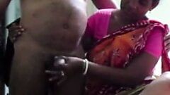 Indische tante in een saree die lul aftrekt