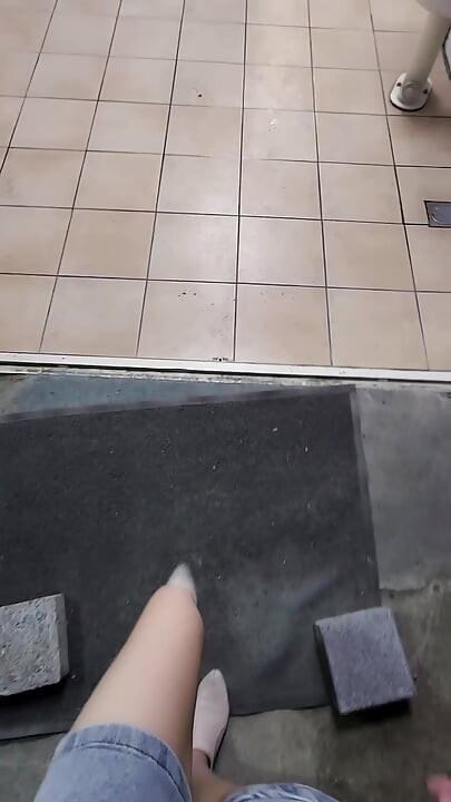 Ting Xuan masturbiert in der toilette im Freien.