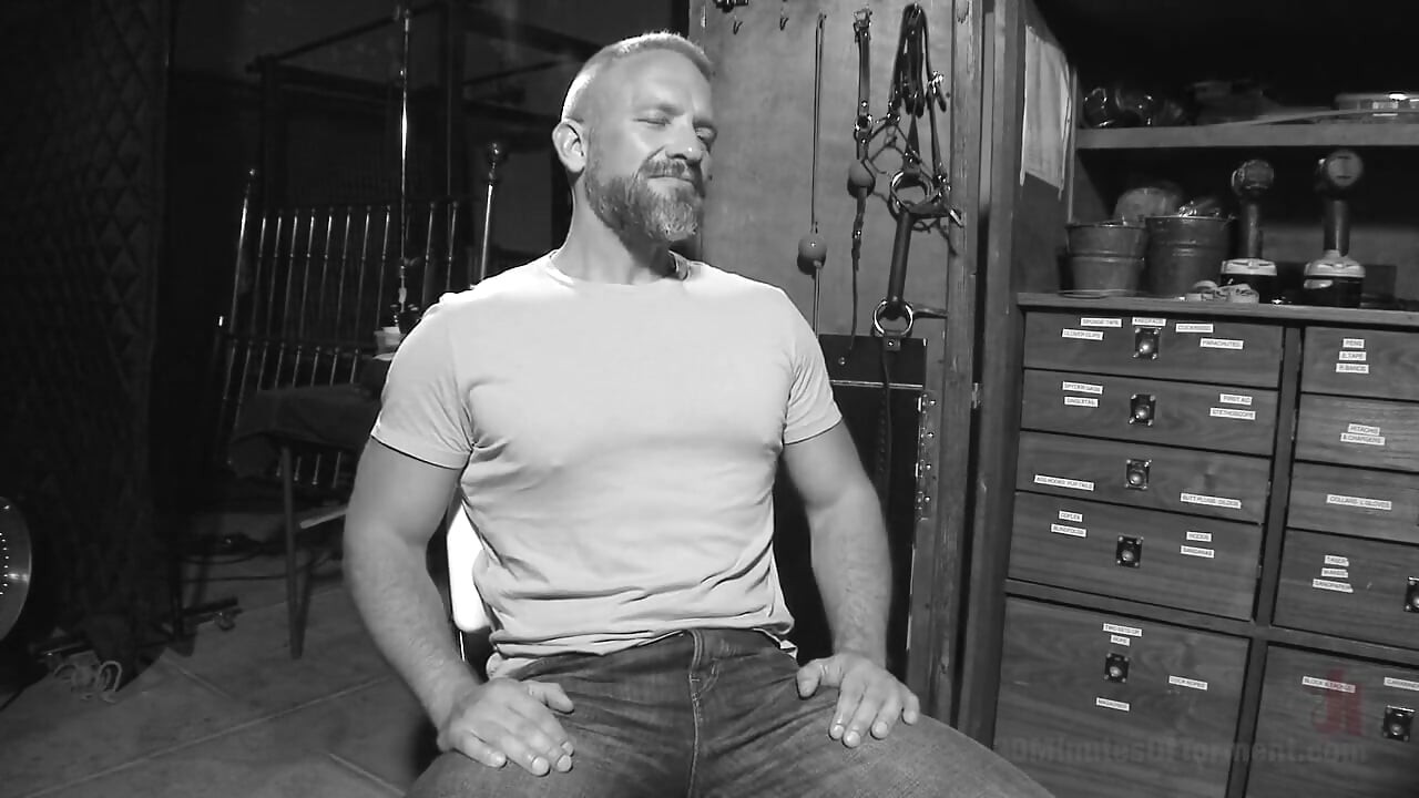 肌肉发达的鸡巴迪克卡伯无情地折磨