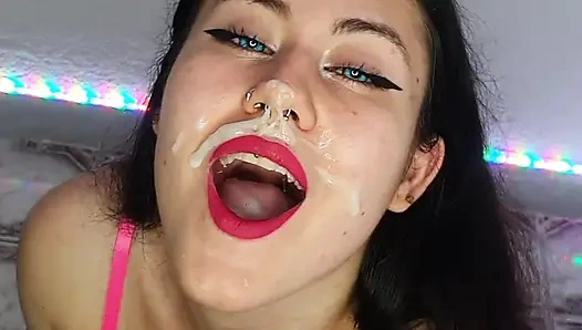 Ateşli komşumun yüzüne boşalıyor, buna bayılıyor!