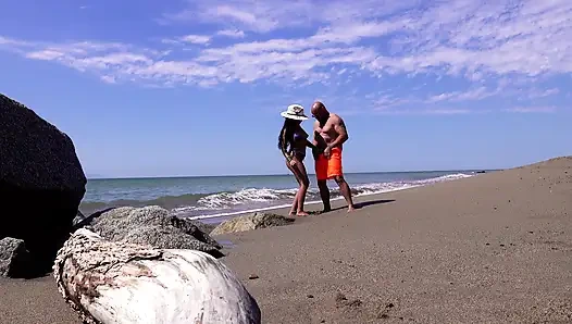 Heiße latina am strand gefickt