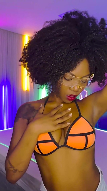 Matură sexy negresă unsă cu ulei, futută cu pumnul pentru prima dată adânc în cur