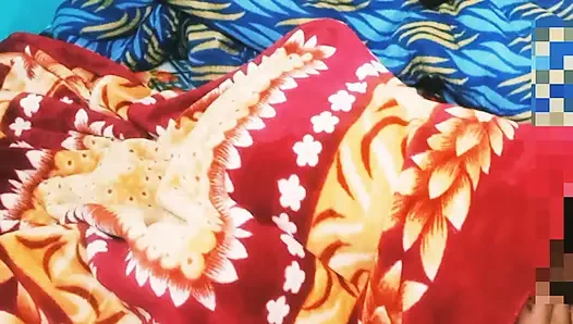 Новая пара занимается романтикой вместе.