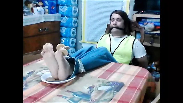 Xandro has his Feet on the Table