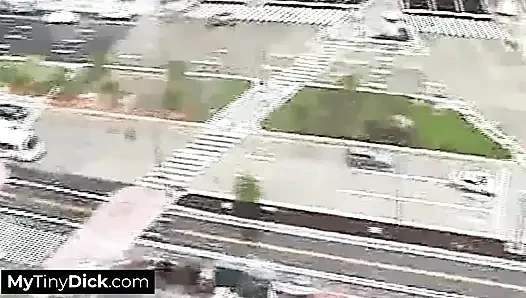 Вуайерист, крошка раздевается догола и использует на себя вибратор