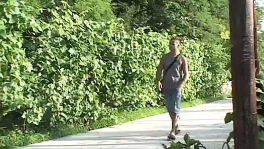 Возбужденный ебарь шпилю сексуальную крошку раком на улице