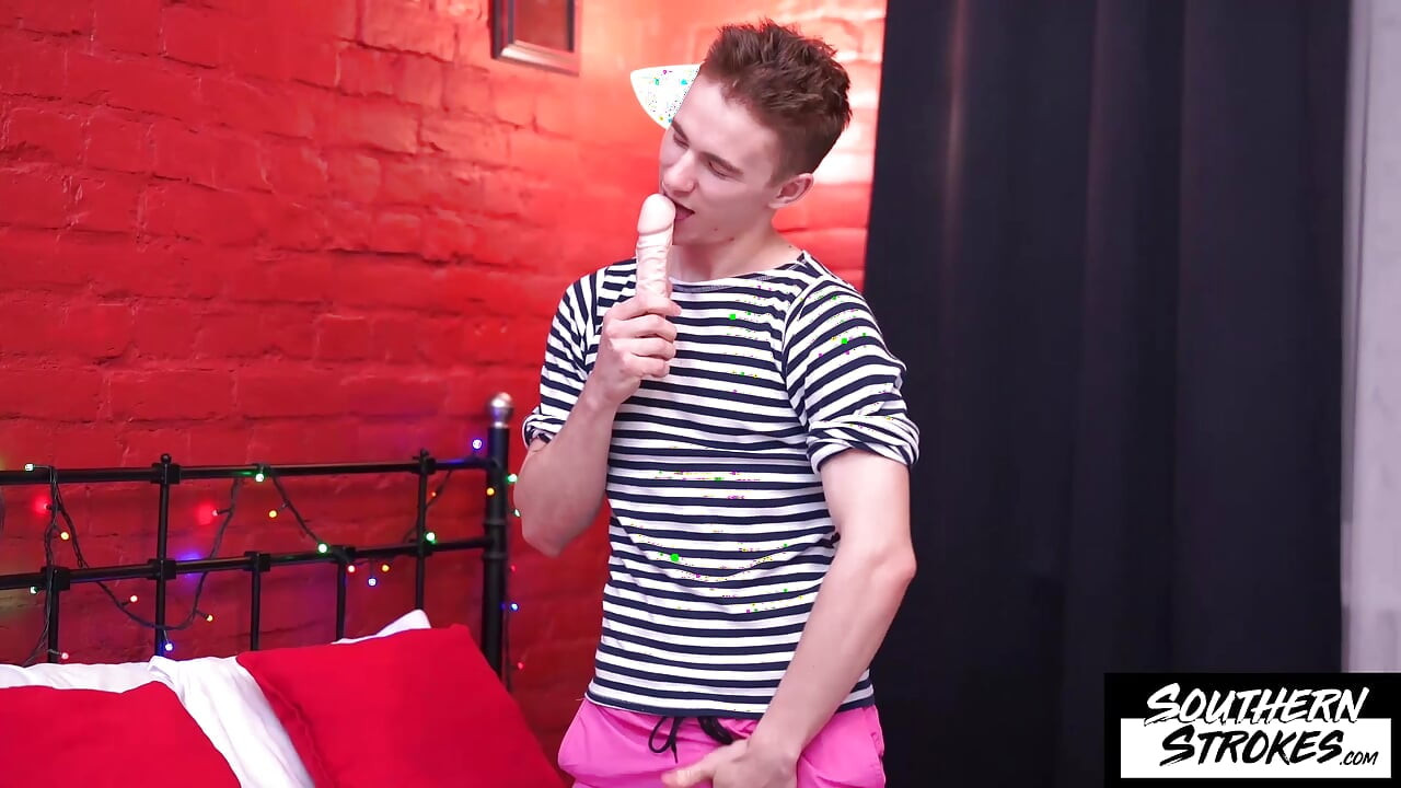 SOUTHERNSTROKES Twink Marcus Paradise 把一根巨大的假陽具塞進他的屁股