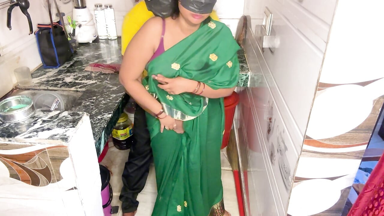 Desi sauteli mammi aur sautela beta pahli baar kichan men jordaar seks karte hue