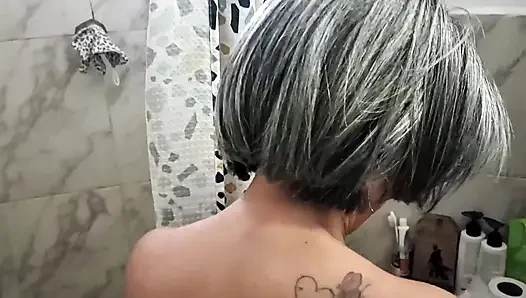 Душ в спортзале и хороший минет, как вкусно это глотать все это