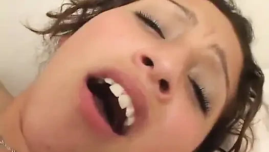 Cewek mungil latina dientot habis-habisan sama cowok kulit hitam kontol besar di sofa