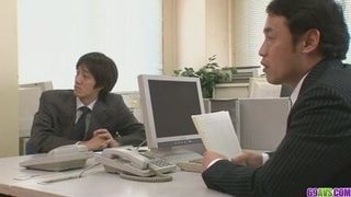 Due ragazzi scopano e sborrano dentro Aiko Hirose in ufficio