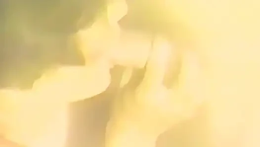 Si cewek sange rambut cokelat lagi asik nyepong kontol dengan ganas