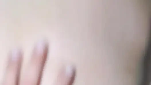 Моя соседка предлагает мне массаж и в конечном итоге трахается с моей задницей