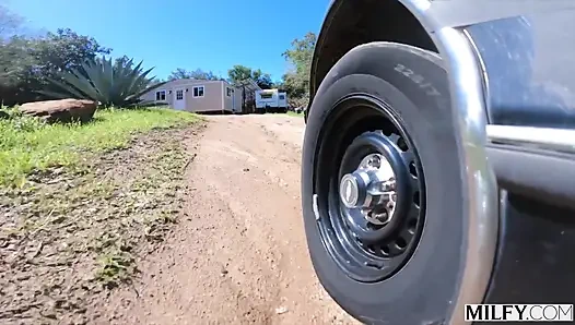 Milfy-offizier sweet vickie lehrt ihren bösen jungen ex eine lektion