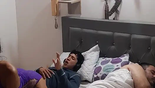 Я трахаю друга моего бойфренда и прошу его проникнуть в меня