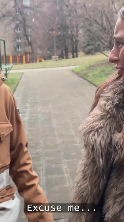 VIP4K。彼は彼女の大きな胸に快感を与えなかったので、彼女は彼の目の前で見知らぬ人とセックスすることにした |クリップ1