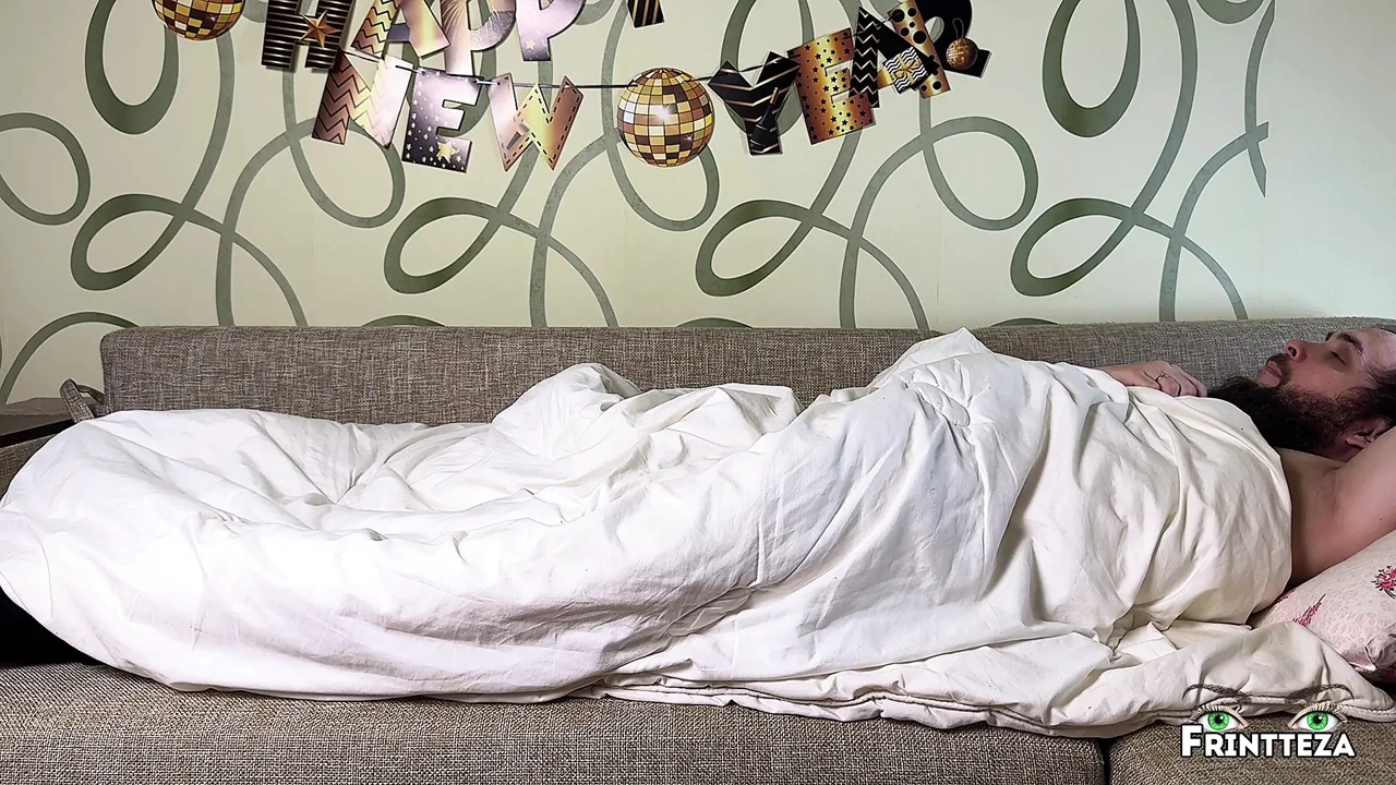 Chảy tràn tinh dịch vào cổ họng! Tôi ngạc nhiên mẹ kế của tôi với con cu của tôi trong miệng của cô ấy trong khi cô ấy dựa vào chân tôi.