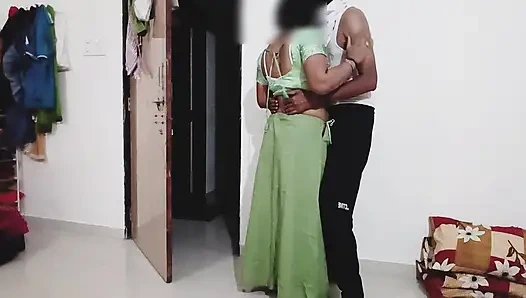 Der ältere Bruder meines Mannes schüttelte seinen in seinem Zimmer, ich konnte nicht widerstehen, ich ging in sein Zimmer und hatte viel Spaß.