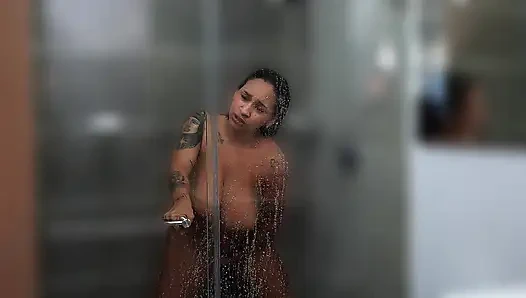 Esmer Büyük Göğüsler Spor Sonrası Küvette Dokunuldu