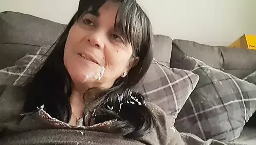 Une belle-mère branle son beau-fils et renverse son sperme sur le visage de sa chatte mouillée