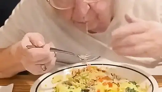 Stiefmutter und ich essen frühstück