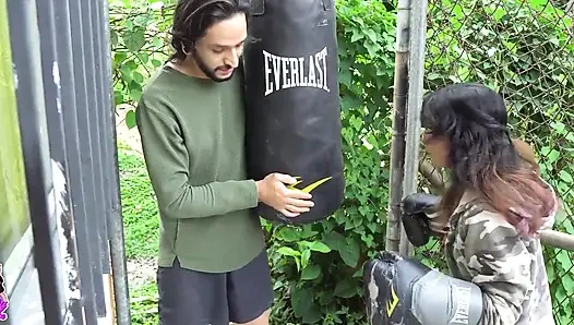 Во время бокса я ударил соседа, и у меня нет другого выбора, кроме как потворствовать ему, пососав его большой член и позволяя ему трахнуть меня.