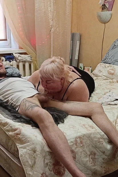 Stepmom Gives a Good Blowjob with Cum in Her Mouth