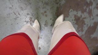 Botas brancas na coxa e as leggings vermelhas mais justas que eu tenho