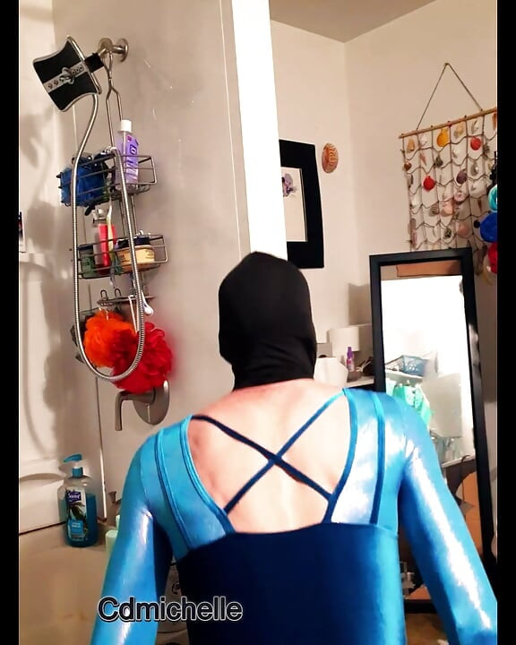 Michelle la travesti essaye différents bodys