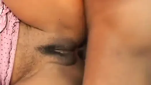 Büyük memeli zenci orta yaşlı seksi kadın havuzda çifte sikiliyor