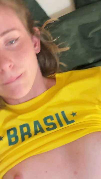 Denim Shorts Bright Tee Pixie - Close-up no celular até cavalgada apaixonada | Clipe 1