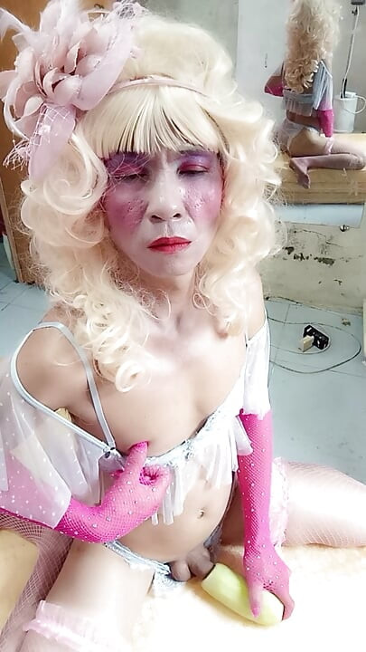 transseksualna Le ubrana w seksowne ubrania porno grając na stojąco.