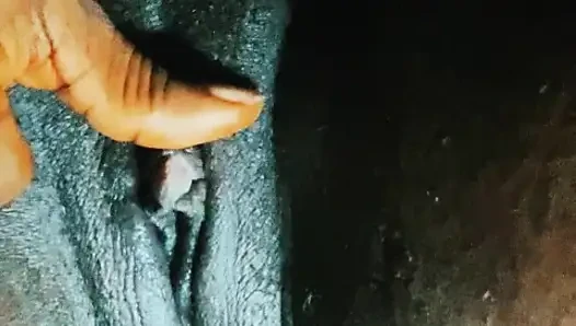 SweetAngles. Orta yaşlı seksi kadın ıslak amını parmaklıyor