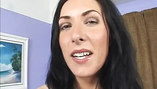 Çifte takımlı sürtük üçlü seks yapıyor ve sonunda döl yiyor