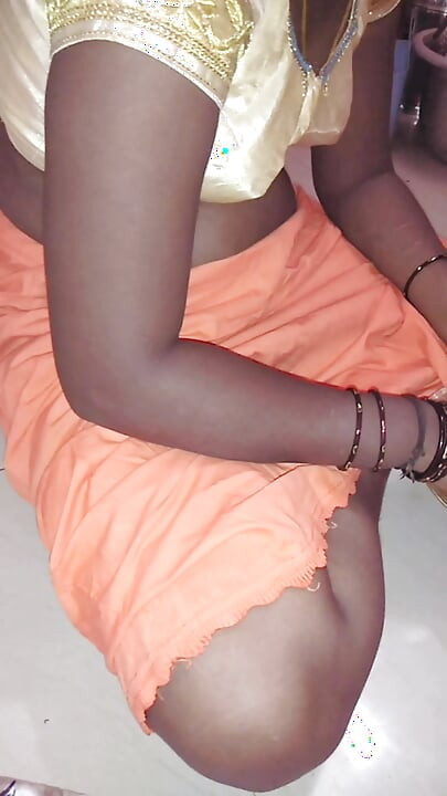 Une femme de ménage desi tamoule en jupon nettoie son taquinage et chevauche son propriétaire en cheval renversé ! Indianhotwifex