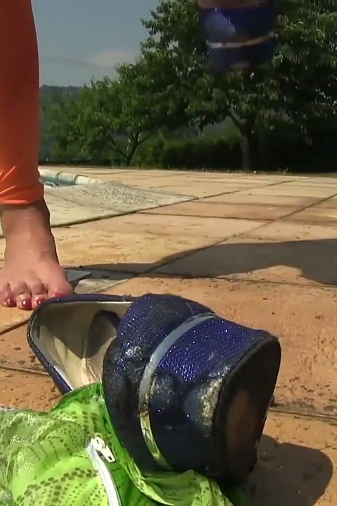 Puta junto a la piscina se masturba el culo y el coño con grandes consoladores hasta el orgasmo