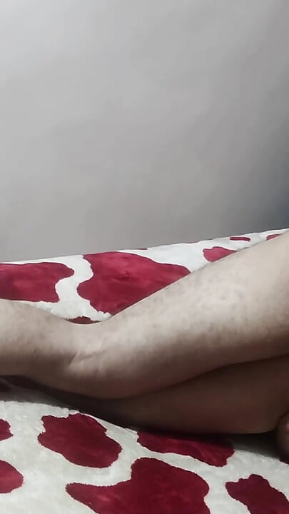 Cuvintele curvei sunt iritante în timp ce ea țipă din cur. Auzi-i ordealul