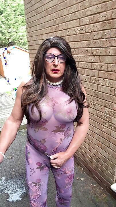 Mor kedi kıyafeti ve topuklu seksi travesti kellycd2022 açık havada