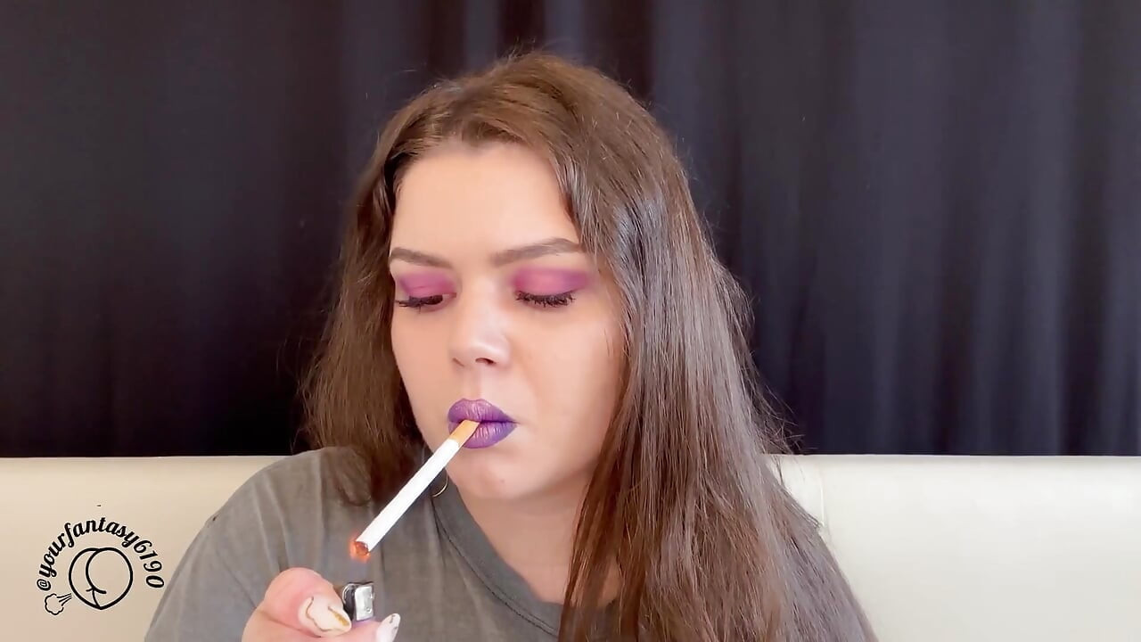 Seducción de humo morado: vapeo en primer plano y fumar
